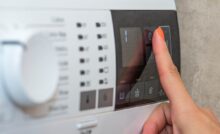 Questo tasto della lavatrice asciugherà il bucato in un attimo