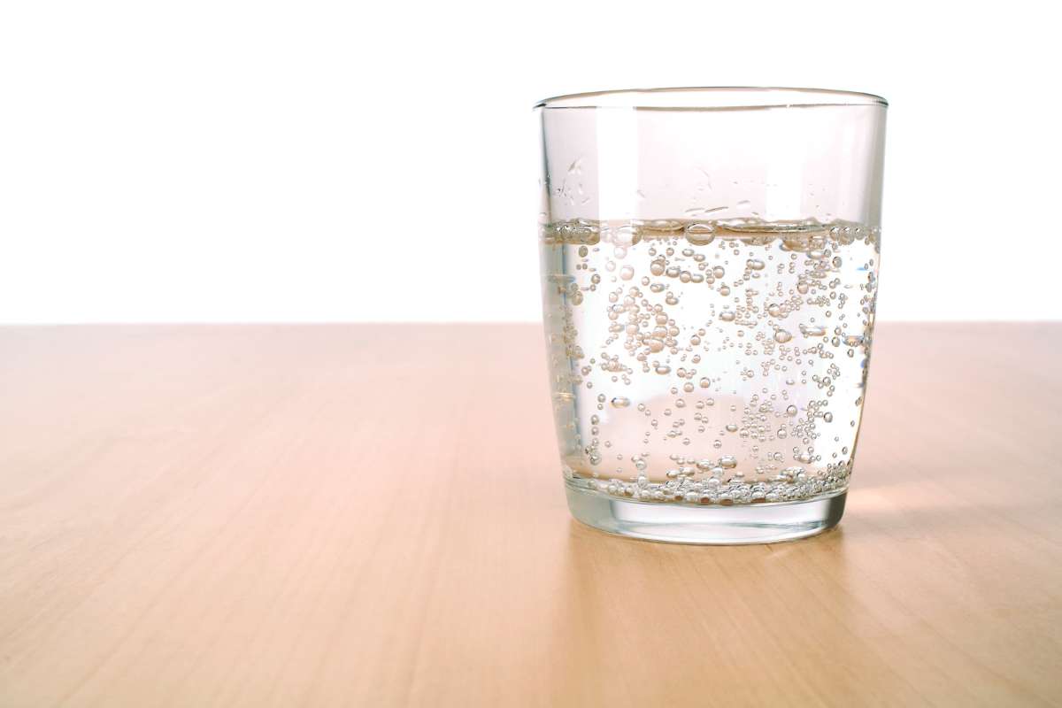 Ecco che cosa succede bevendo acqua frizzante 