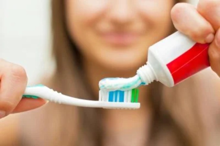 Perché il tubetto del dentifricio è colorato